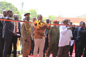 OSBPS President-Museveni-and-Kenyatta-cut-a-ribbon-during-the-commissioning-of-OSBP-at-Busia-border  
